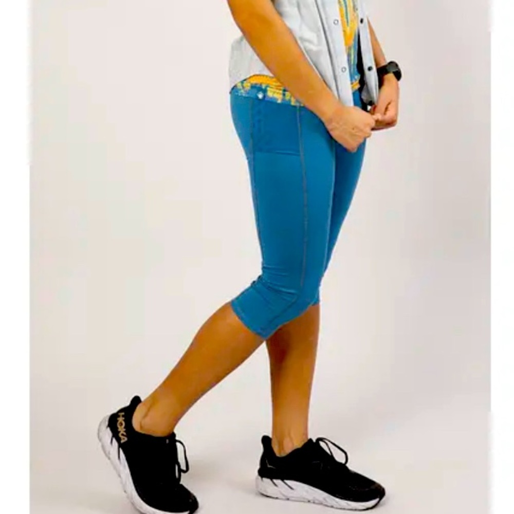 NWT Rabbit Blue Sapphire Versa Capris